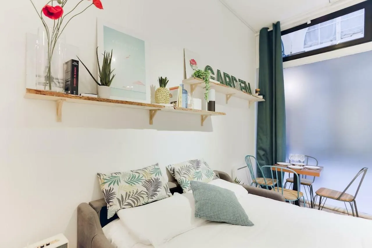 Design For 4 People Between Louvre & Opera Apartment