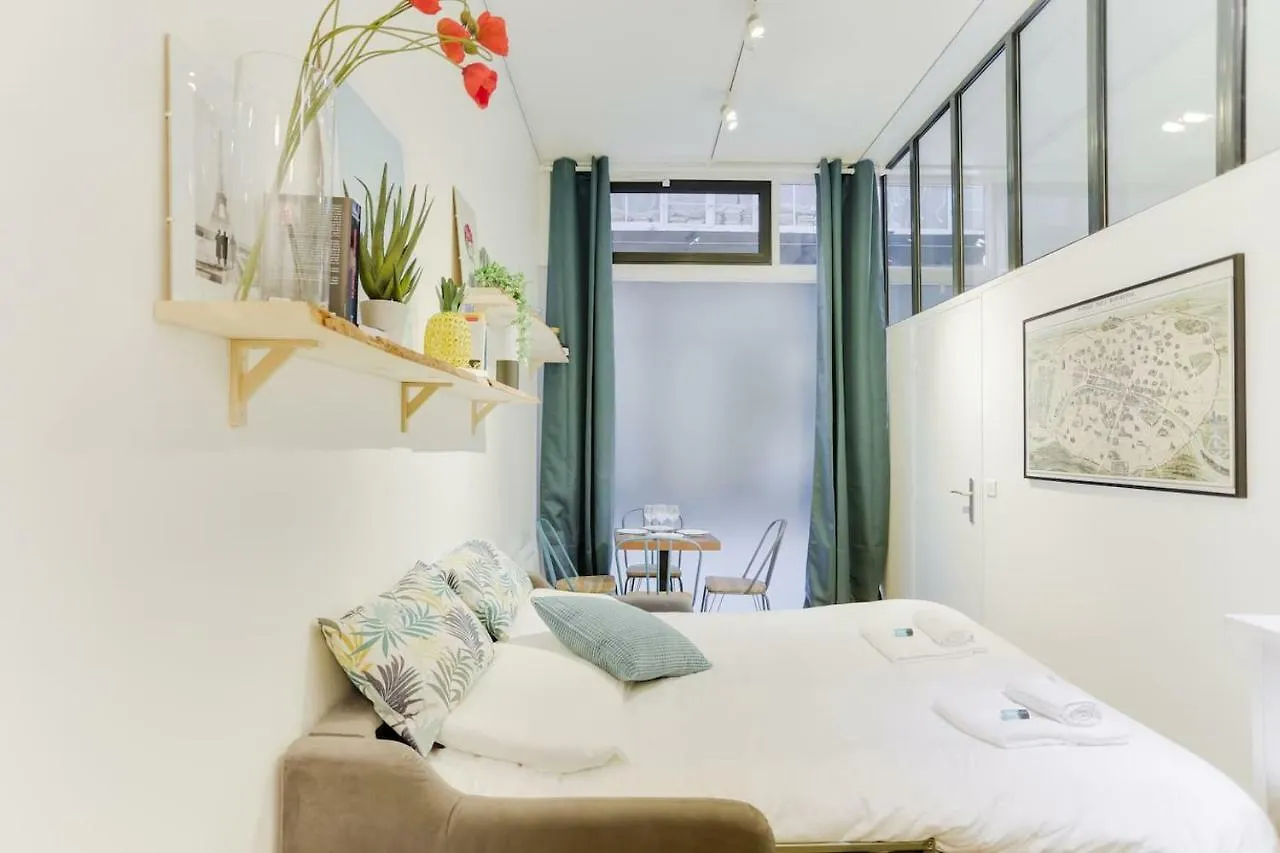 Design For 4 People Between Louvre & Opera Apartment