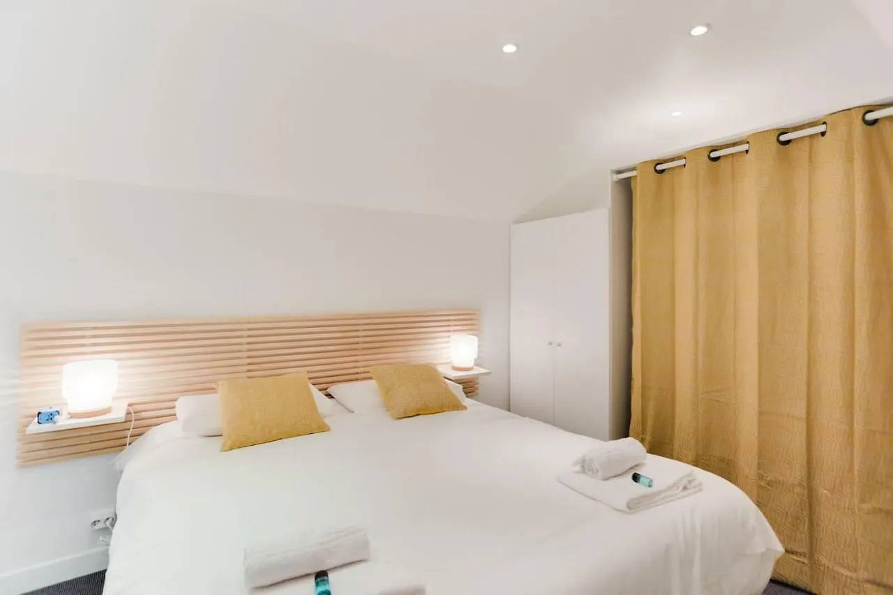 Design For 4 People Between Louvre & Opera Париж